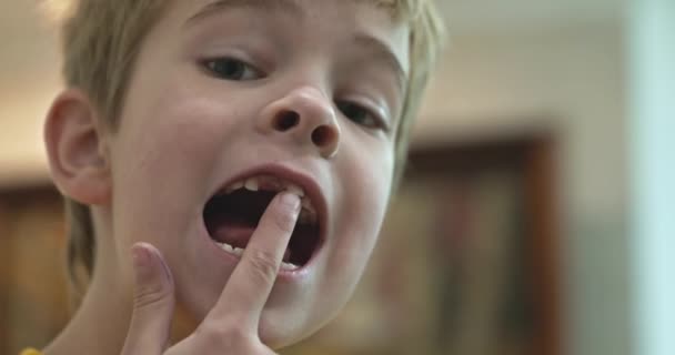 Kid Boy Montre Vacillant Lait Lâche Bébé Dent Enfant Hochant — Video