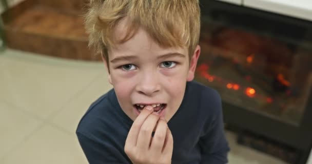 Kid Boy Menunjukkan Ditarik Out Loose Wobbly Milk Baby Tooth — Stok Video
