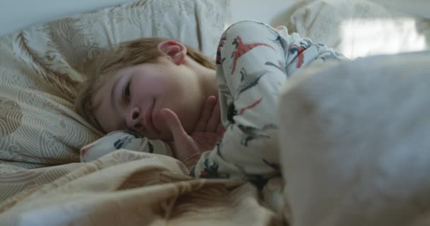 Miúdo Adormecido Olhos Abertos Criança Adormecida Acorde Cama Quarto Bom — Vídeo de Stock