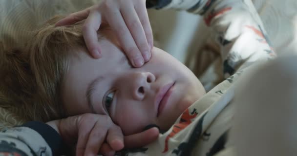 Schlafender Junge Mit Offenen Augen Schläfriges Kind Wacht Auf Bett — Stockvideo