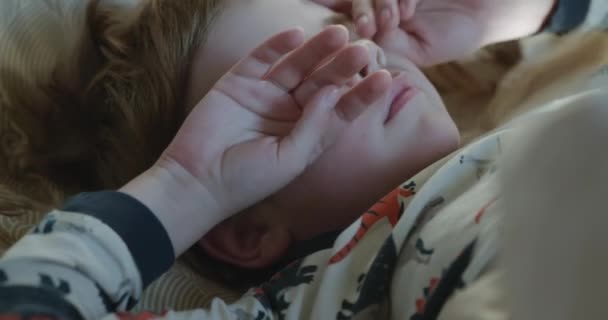 Sover Kid Boy Open Eyes Sömniga Barn Vaknar Sängen Sovrummet — Stockvideo