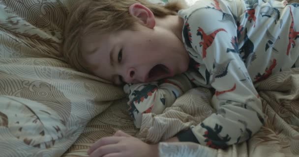 Κοιμισμένος Πιτσιρικάς Χασμουριέται Ανοιχτό Στόμα Παιδί Ξυπνήσει Ξαπλωμένος Στο Κρεβάτι — Αρχείο Βίντεο