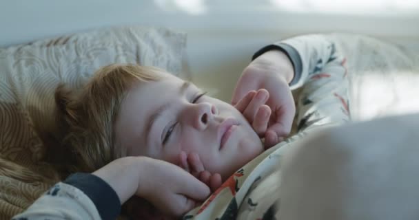 Alvó Kölyök Nyílt Szemű Álmos Gyermek Ébredjen Ágyon Hálószobában Reggelt — Stock videók