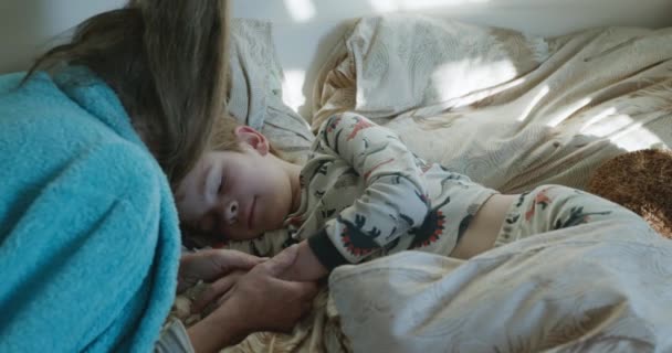 爱的外婆奶奶抚摸睡着的小孩孙子孙女 孩子们在卧室的床上醒来 家舒适 10位 — 图库视频影像