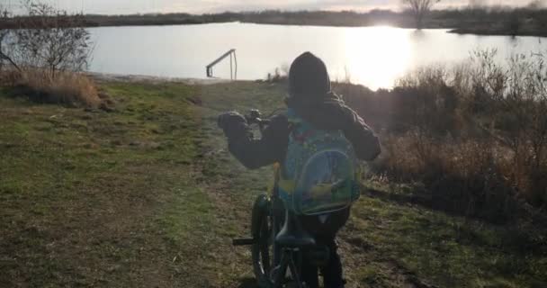 Kırsal Toprak Yolunda Bisiklet Süren Çocuk Çocuk Kırsal Kesimde Doğayı — Stok video