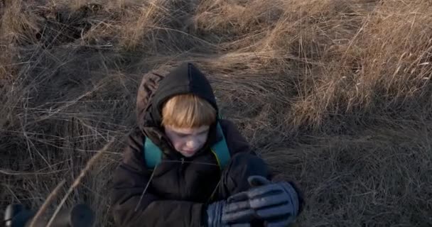 Выражение Эмоций Боли Ноге Мальчик Упал Велосипеде Наземного Ребенка Сельской — стоковое видео