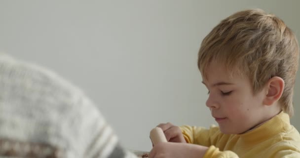Barn Spiser Grød Pølse Taler Familiemiddag Kitchen Bit Langsom Bevægelse – Stock-video