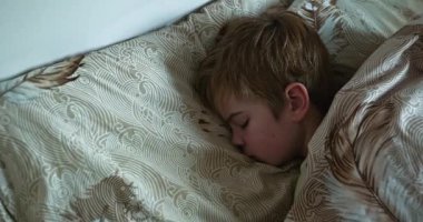 Çocuk Yatakta Huzur İçinde Uyuyor. Geceleri Uyuyan Çocuk. Çocuk sabah uykusu. 4K 10-bit