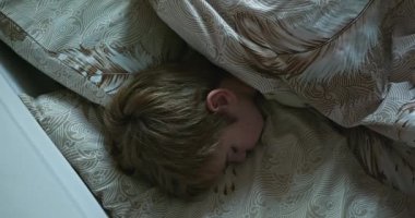 Çocuk Yatakta Huzur İçinde Uyuyor. Geceleri Uyuyan Çocuk. Çocuk sabah uykusu. 4K 10-bit