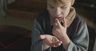Çocuk Elle Düşen Süt Dişleri Sayıyor. Çocuk Kayıp Bebek Diş 'i gösteriyor. Yavaş çekim 4K 10-bit