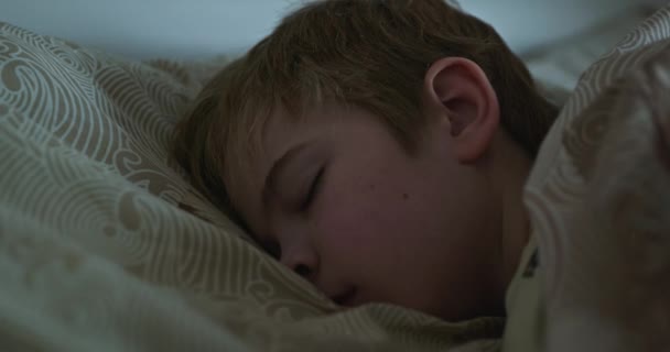 Hij Slaapt Rustig Bed Boy Slapen Nachts Kinderochtend Rust Bit — Stockvideo
