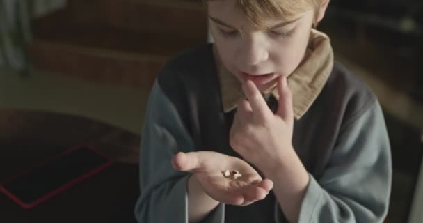 Графы Детей Выпали Молочных Зубов Ручными Пальцами Мальчик Показывает Потерянный — стоковое видео