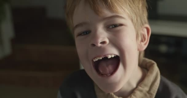 Kid Boy Menunjukkan Bayi Gigi Yang Hilang Anak Terus Tangan — Stok Video