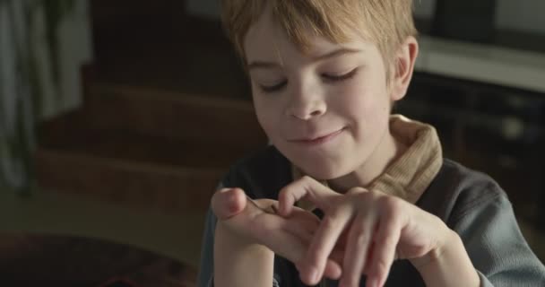 Dziecko Liczy Upadłe Mleczne Zęby Ręcznymi Palcami Chłopiec Pokazuje Zagubionego — Wideo stockowe