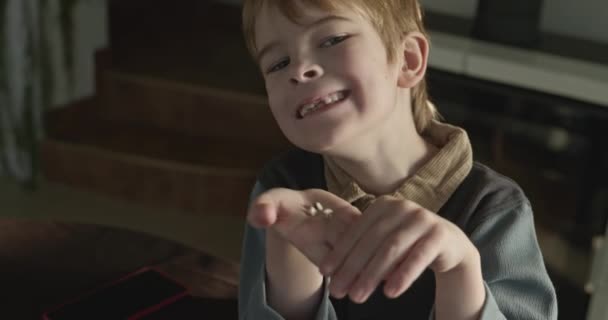 Gamin Montre Une Dent Bébé Perdue Tenir Enfant Main Tombé — Video