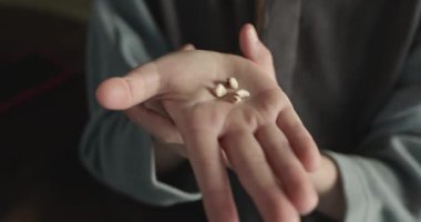Çocuk Kayıp Bebek Diş 'i gösteriyor. Elle tutulan çocuk süt dişleri döküldü. 4K Ağır çekim 10-bit