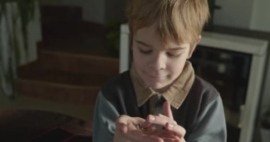 Çocuk Elle Düşen Süt Dişleri Sayıyor. Çocuk Kayıp Bebek Diş 'i gösteriyor. Yavaş çekim 4K 10-bit