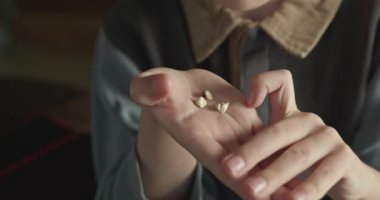 Çocuk Elle Düşen Süt Dişleri Sayıyor. Çocuk Kayıp Bebek Diş 'i gösteriyor. Yavaş çekim 4K 10-bit