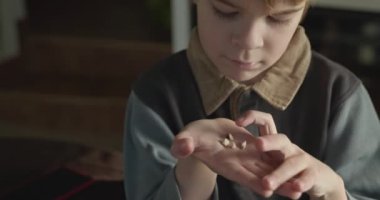 Çocuk Elle Düşen Süt Dişleri Sayıyor. Çocuk Kayıp Bebek Diş 'i gösteriyor. Yavaş çekim 4K 10-bit