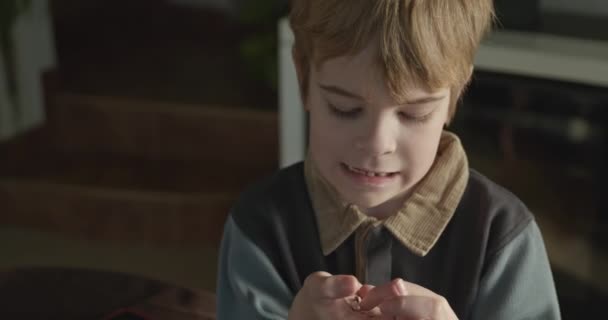 Anak Count Fallen Out Milk Teeth Dengan Tangan Jari Kid — Stok Video