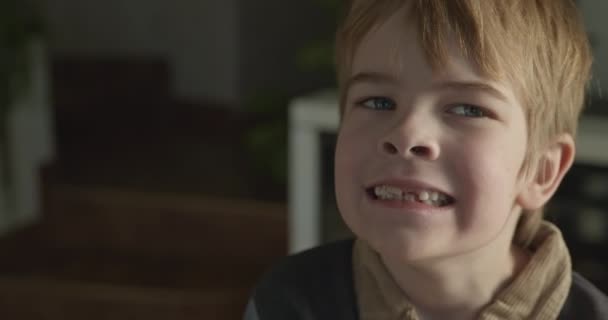 Kid Boy Menunjukkan Bayi Gigi Yang Hilang Anak Terus Tangan — Stok Video