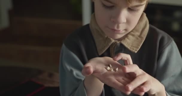 Kind Zählt Ausgefallene Milchzähne Mit Handfingern Junge Zeigt Verlorenen Babyzahn — Stockvideo