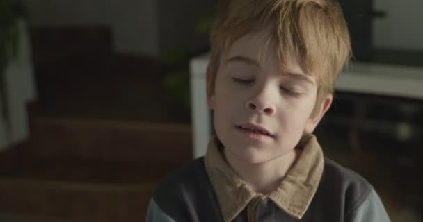 Kid Boy Bemutatja Elveszett Tejfogat Gyermek Fogja Kezét Kiesik Tejfoga — Stock videók