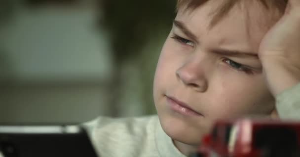Расстроенный Мальчик Играет Смартфоне Грустное Расстроенное Детское Выражение Лица Эмоции — стоковое видео