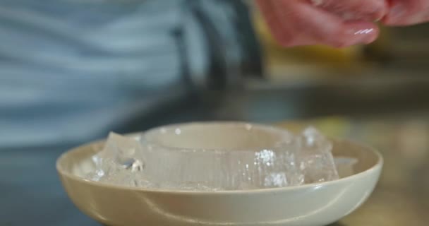 Крупним Планом Чоловічі Руки Покладіть Кубики Льоду Посуд Шеф Кухар — стокове відео