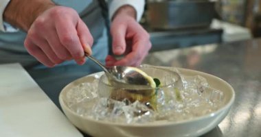 Şef Cook Enfes Yemek Hazırla. Restoran mutfağında nefis yemekler pişirmek. 4K 10-bit Yavaş çekim 60 fps