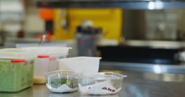 Şef Cook Enfes Yemek Hazırla. Restoran mutfağında nefis yemekler pişirmek. 4K 10-bit Yavaş çekim 60 fps