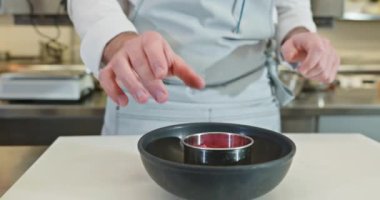 Şef Cook lezzetli bir tatlı hazırla. Restoran Mutfağında Yemek Pişirme Yemeği. 4K 10-bit Yavaş çekim 60 fps