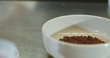 Tatlı Tabağı Hazırlamak için Yakın çekim Malzemeleri. Restoran mutfağında nefis yemekler pişirmek. 4K 10-bit