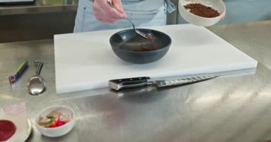 Şef Cook lezzetli bir tatlı hazırla. Restoran Mutfağında Yemek Pişirme Yemeği. 4K 10-bit Yavaş çekim 60 fps