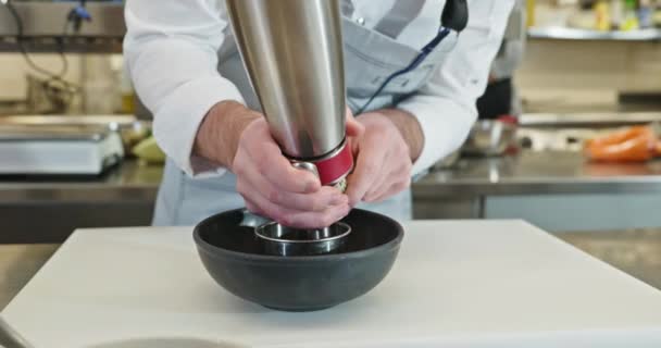 Kock Cook Förbered Läcker Efterrätt Matlagningsprocess Måltider Restaurang Kök Bitars — Stockvideo