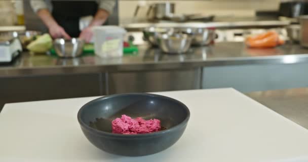 Шеф Кухар Приготує Смачний Десерт Процес Приготування Їжі Кухні Ресторану — стокове відео