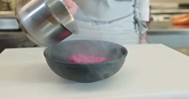 Man Hand Häll Flytande Kväve Utsökt Dish Kock Cook Förbered — Stockvideo