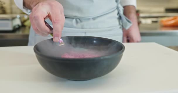 Kuchař Kuchař Připraví Lahodný Dezert Proces Vaření Jídlo Restauraci Kuchyně — Stock video