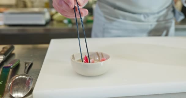 요리사 요리사 맛있는 디저트를 준비합니다 레스토랑 주방에서 슬로우 Fps — 비디오