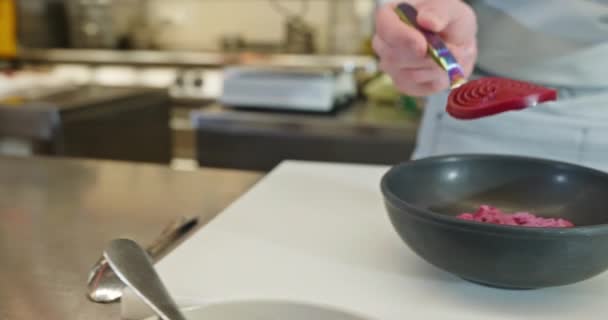 Kuchař Kuchař Připraví Lahodný Dezert Proces Vaření Jídlo Restauraci Kuchyně — Stock video