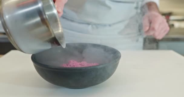 Mannelijke Hand Giet Vloeibaar Stikstof Exquisite Dish Chef Kok Koken — Stockvideo