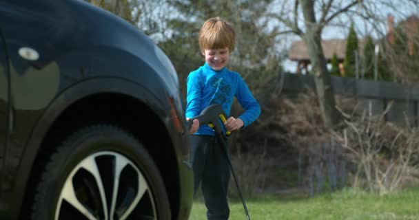 Kid Gebruikt Drukauto Wasmachine Auto Schoon Maken Achtertuin Kind Helpt — Stockvideo