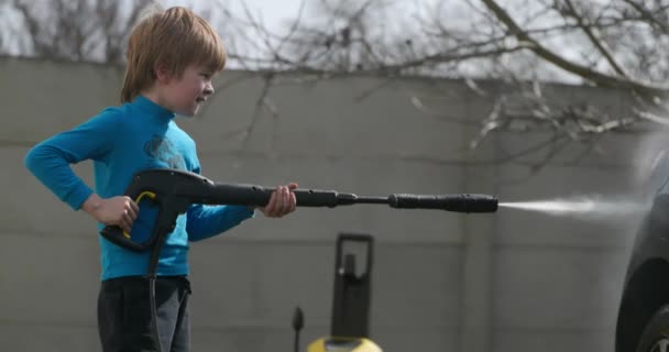 Kid Utiliza Lavadora Coches Presión Para Limpiar Auto Patio Trasero — Vídeos de Stock
