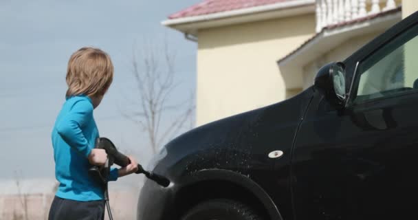 Kid Utiliza Lavadora Coches Presión Para Limpiar Auto Patio Trasero — Vídeo de stock