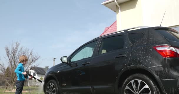 Grabben Använder Tryck Car Washer Att Rengöra Auto Bakgården Barn — Stockvideo