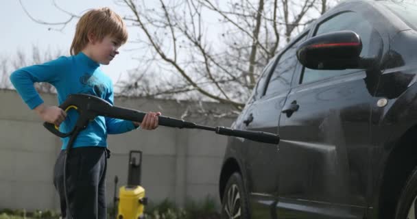 Παιδί Χρησιμοποιεί Πλυντήριο Αυτοκινήτων Πίεσης Για Καθαρίσει Αυτοκίνητο Στην Πίσω Βίντεο Αρχείου