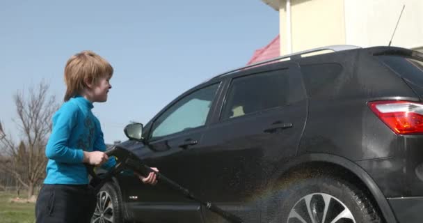 Παιδί Χρησιμοποιεί Πλυντήριο Αυτοκινήτων Πίεσης Για Καθαρίσει Αυτοκίνητο Στην Πίσω — Αρχείο Βίντεο