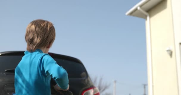 Kölyök Autómosót Használ Tisztítóba Udvaron Gyerek Segít Mosodában Lassú Mozgás — Stock videók