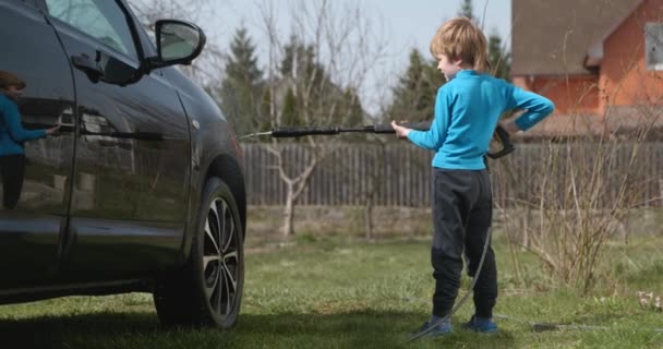 Παιδί Χρησιμοποιεί Πλυντήριο Αυτοκινήτων Πίεσης Για Καθαρίσει Αυτοκίνητο Στην Πίσω Βίντεο Κλιπ