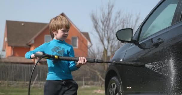 Kid Utiliza Lavadora Coches Presión Para Limpiar Auto Patio Trasero — Vídeos de Stock